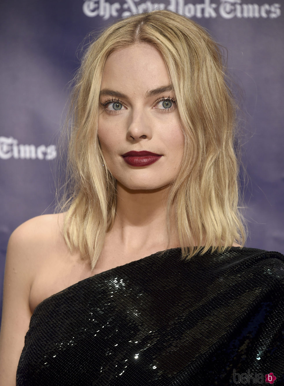 Margot Robbie con labios del color del vino tinto en los 'Gotham Awards 2017' celebrados en Nueva York.