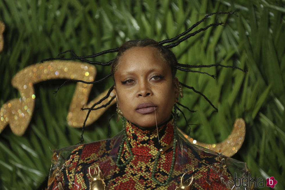 Erykah Badu con un look muy salvaje en los Premios British Fashion 2017