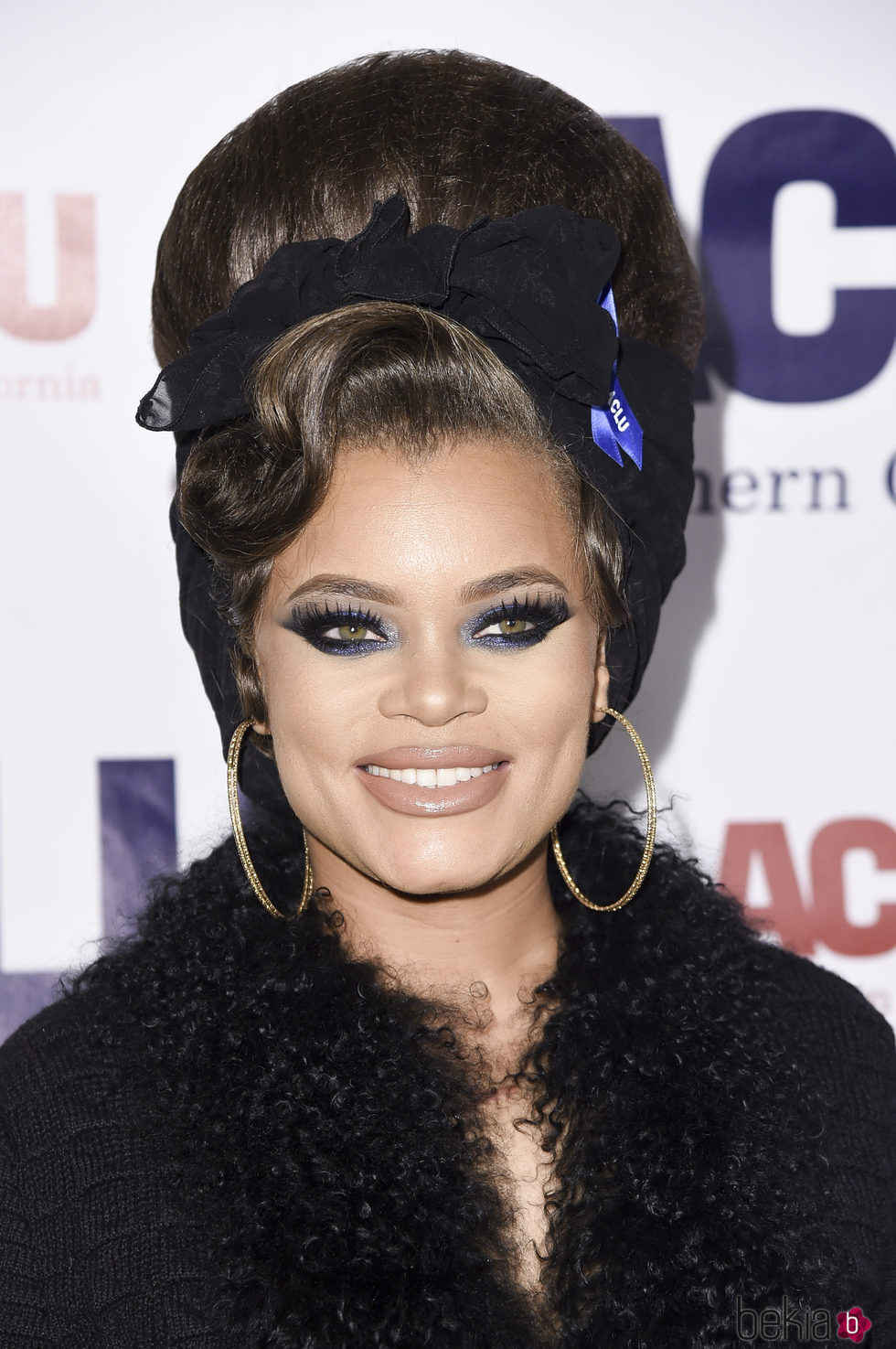 Andra Day con un peinado muy abullonado en la cena solidaria de ACLU SoCal