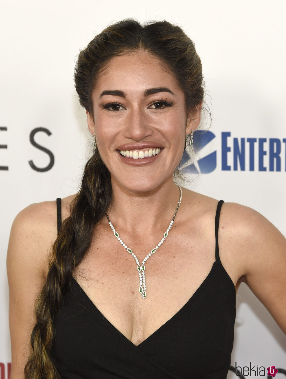 Q'orianka Kilcher con una trenza deshecha en la premiere de la película 'Hostiles' en Los Ángeles