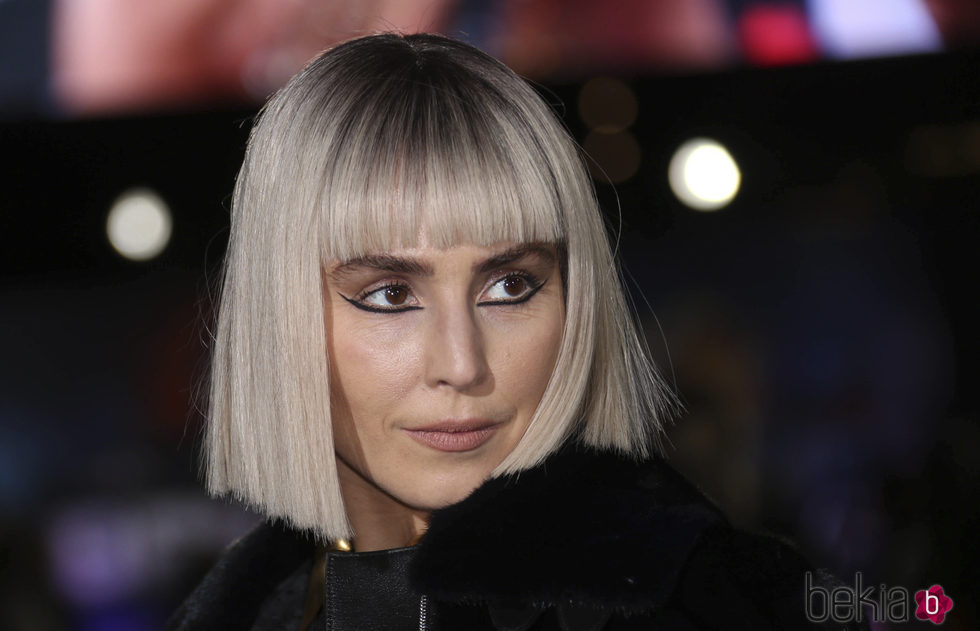 Noomi Rapace con un estilo Cleopatra en la premiere de la película 'Bright' en Londres