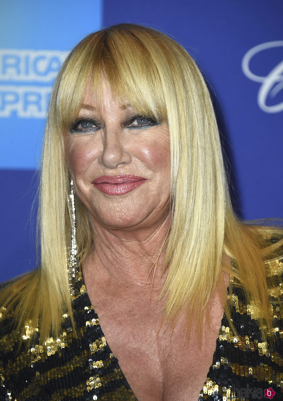 Suzanne Somers se pasa con el maquillaje para el Festival de Palm Springs