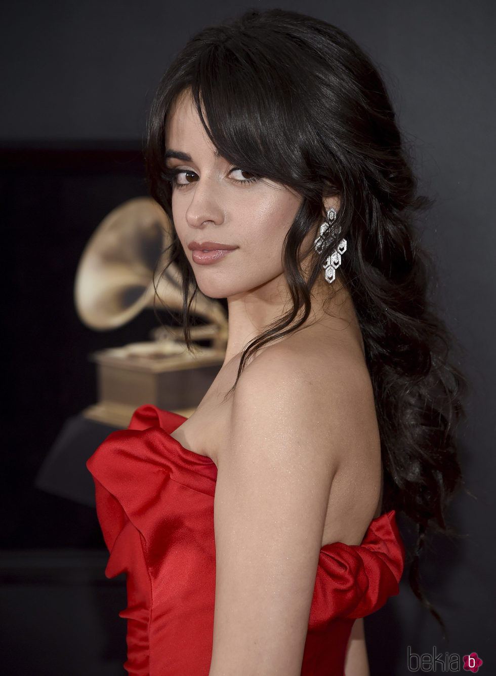 Camila Cabello con la melena suelta y ondulaciones