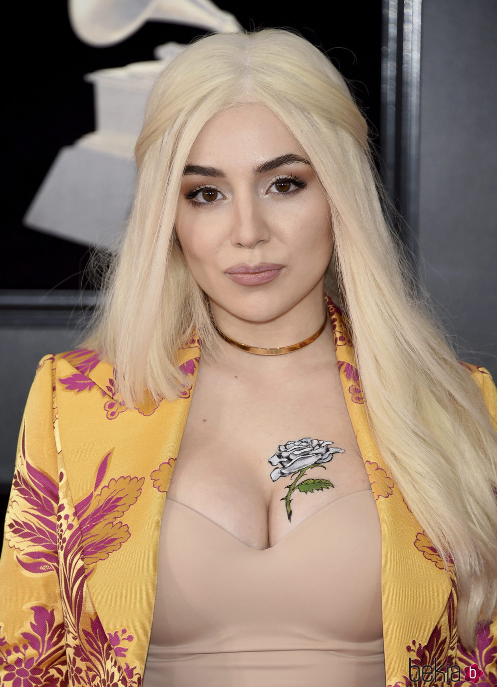 Ava Max con el pelo rubio platino