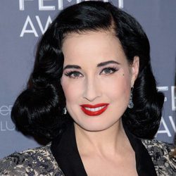 Dita Von Teese con un peinado retro recogido