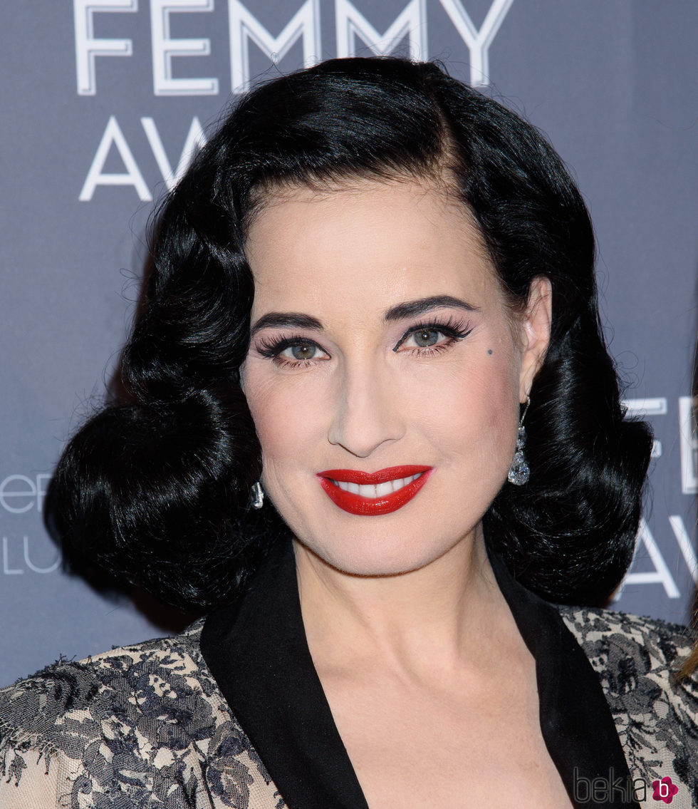 Dita Von Teese con un peinado retro recogido