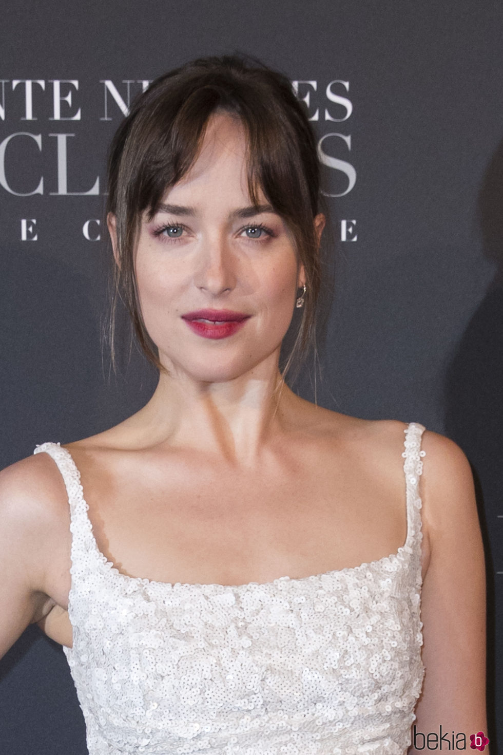 Dakota Johnson con un labial rojo en el estreno de "Cincuenta sombras liberadas"