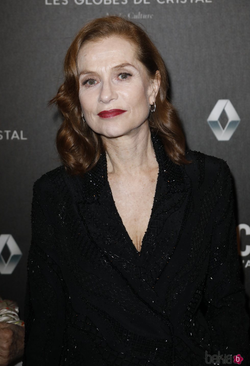 Isabelle Huppert con un labial rojo mate en los Premios Crystal Globes 2018