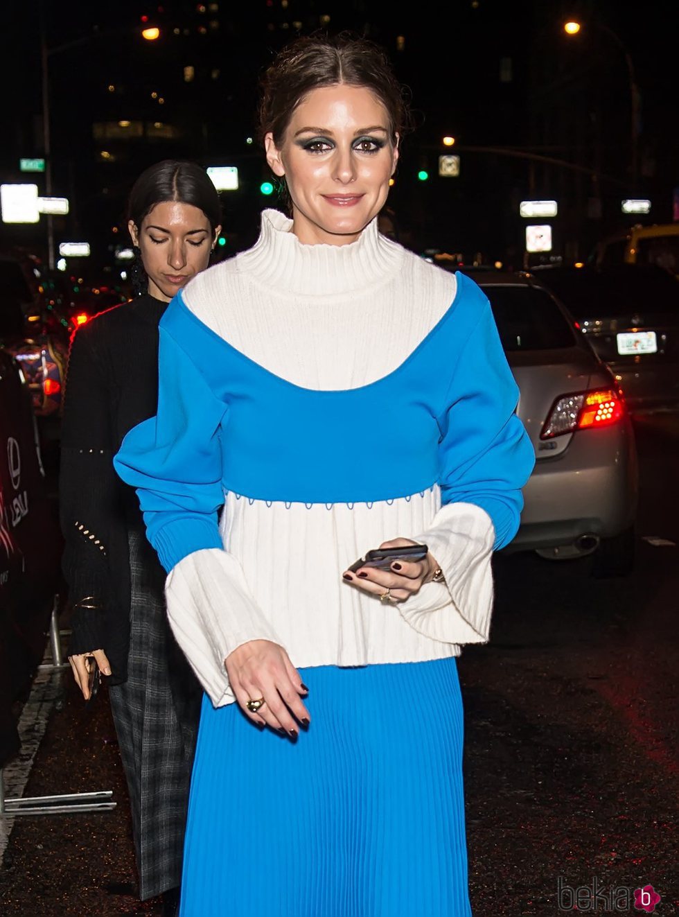 Olivia Palermo con una sombra de ojos azul en las calles de Nueva York