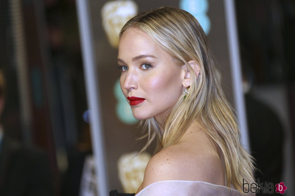 Jennifer Lawrence con un labial rojo mate en los Premios Bafta