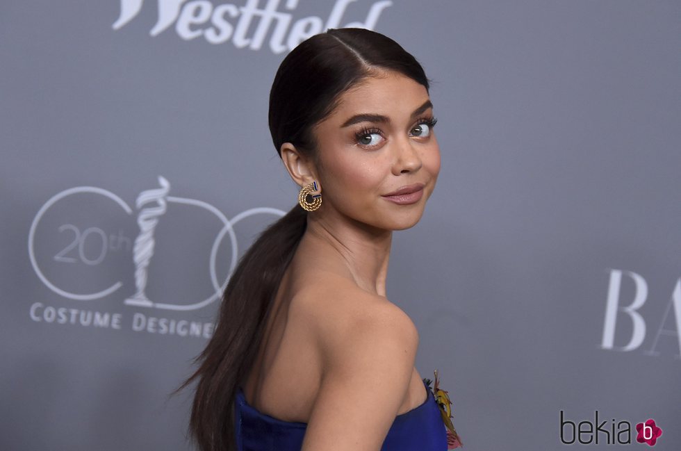 Sarah Hyland luce una coleta baja en los Premios del Sindicato de Diseñadores de Vestuarios