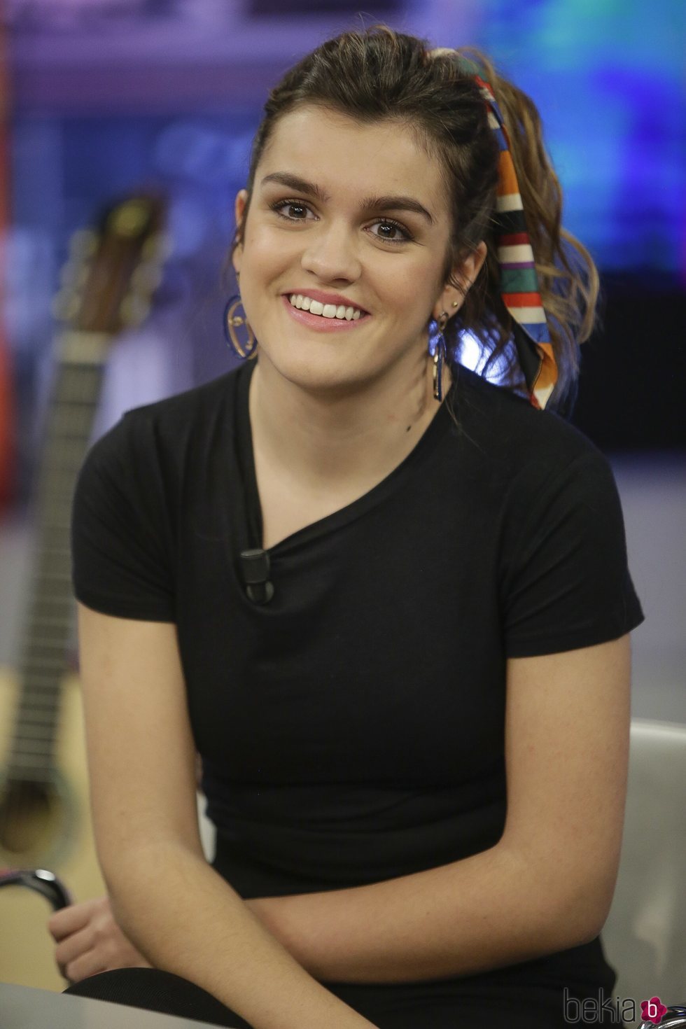 Amaia Romero con un maquillaje cara lavada y una coleta con un pañuelo en el Hormiguero 2018