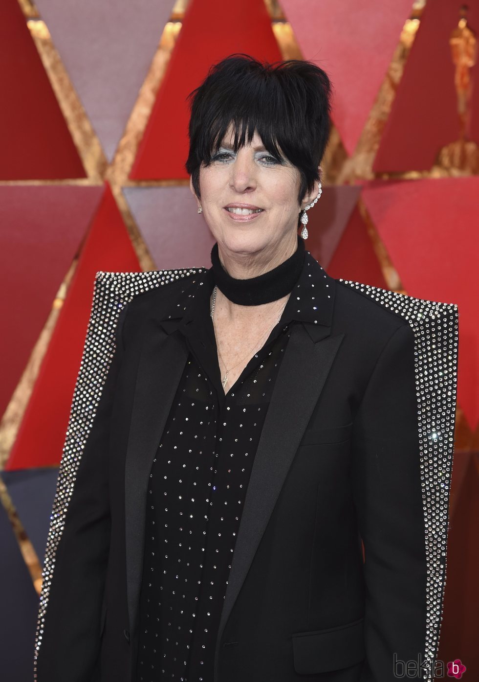 Diane Warren con el pelo corto y unas sombras azules en los Oscar 2018