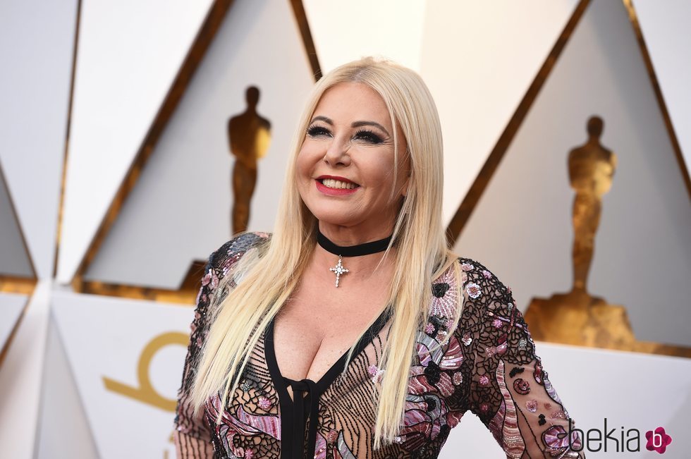 Monika Bacardi con el pelo rubio y los labios rojos en los Oscar 2018