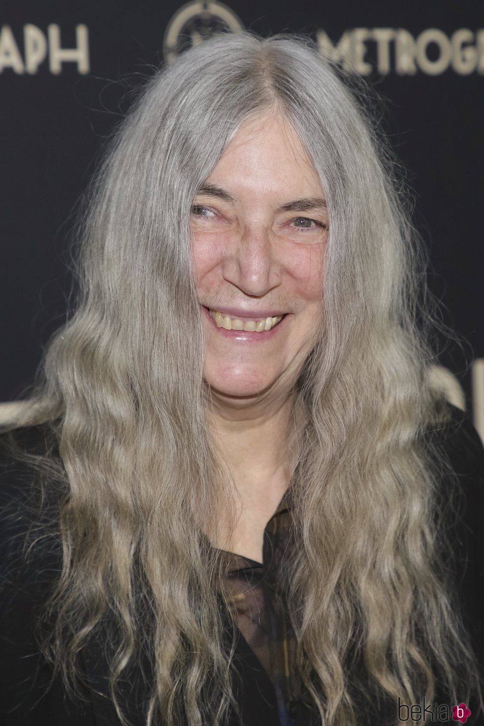 Patti Smith con la raya en el medio y el pelo blanco en la Metropolitan Ópera de Nueva York 2018