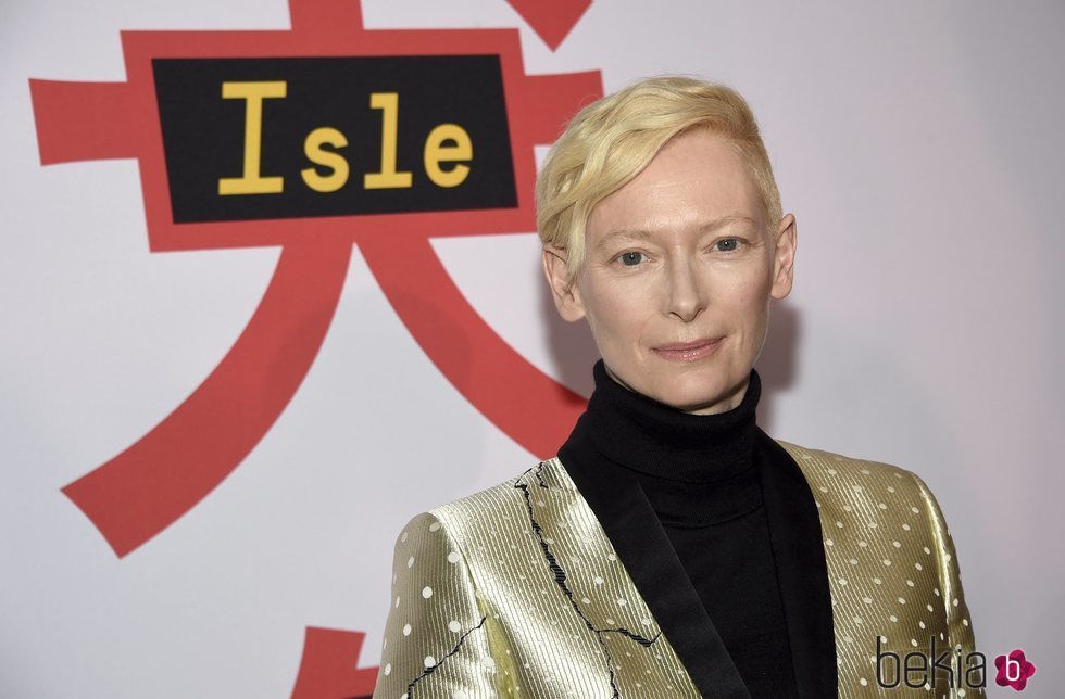 La actriz Tilda Swinton con el pelo corto rubio en la premiere de 'Isala para perros' en Nueva York 2018