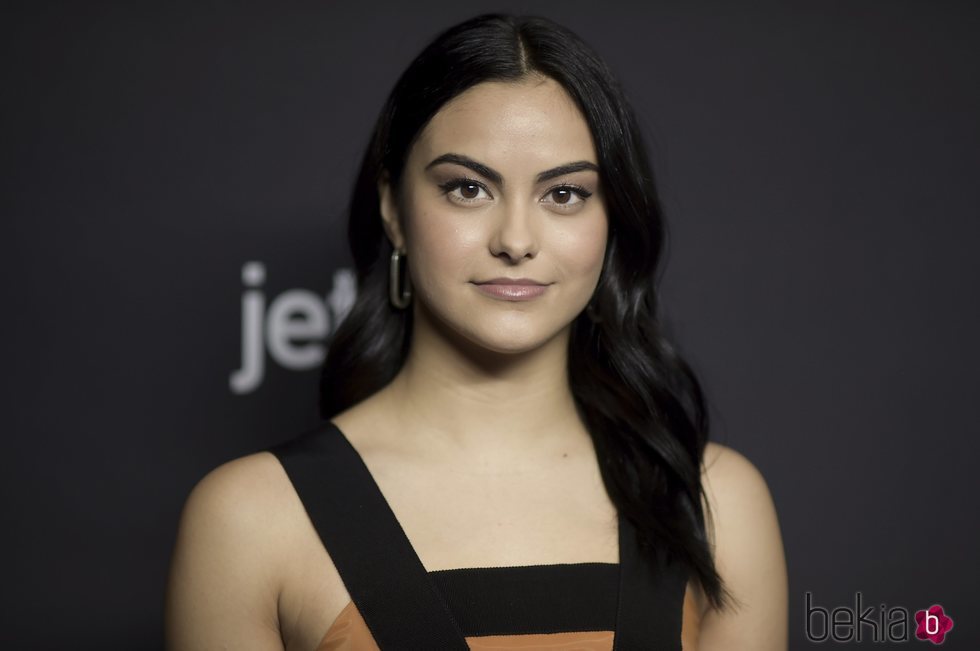 Camila Mendes con ondulaciones naturales en una promoción de 'Riverdale'