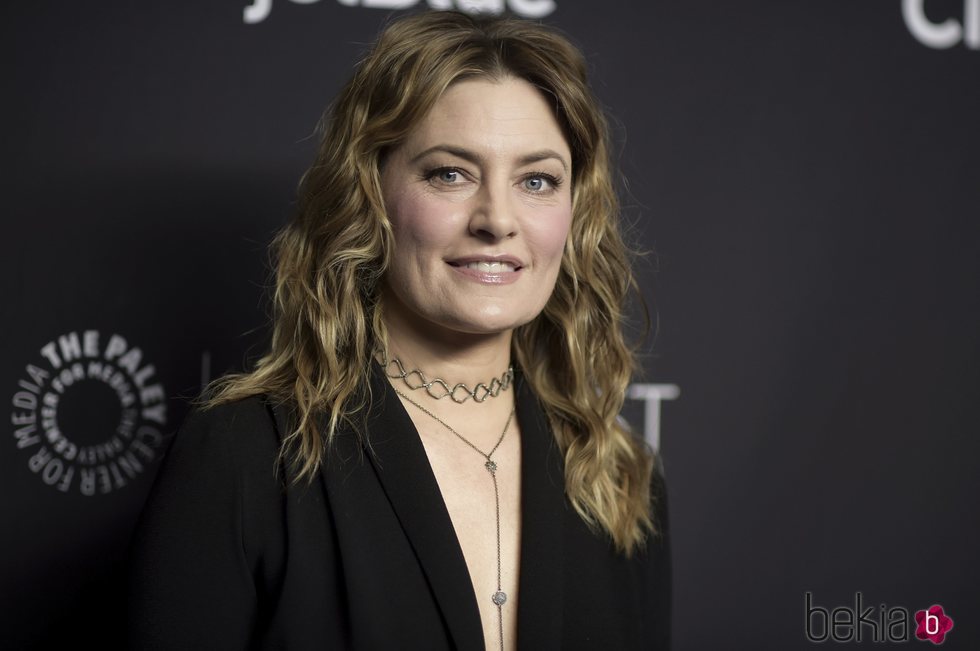 Mädchen Amick con abundante colorete rojo en una promoción de 'Riverdale'