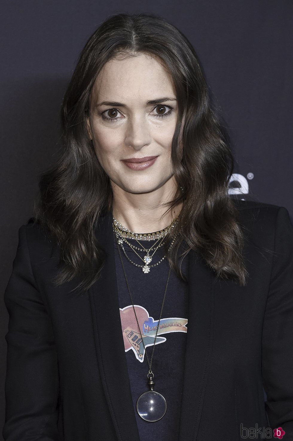 Winona Ryder con la melena suelta y con ondas al agua en el estreno de 'Stranger Things'