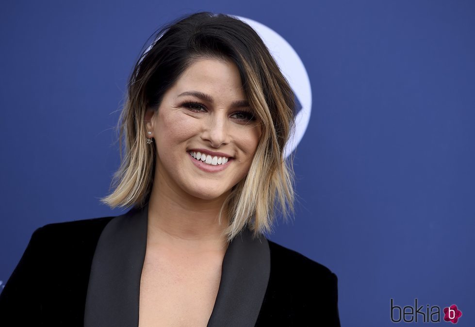 Cassadee Pope con una melena midi en el photocall de los premios CMA en Las Vegas 2018