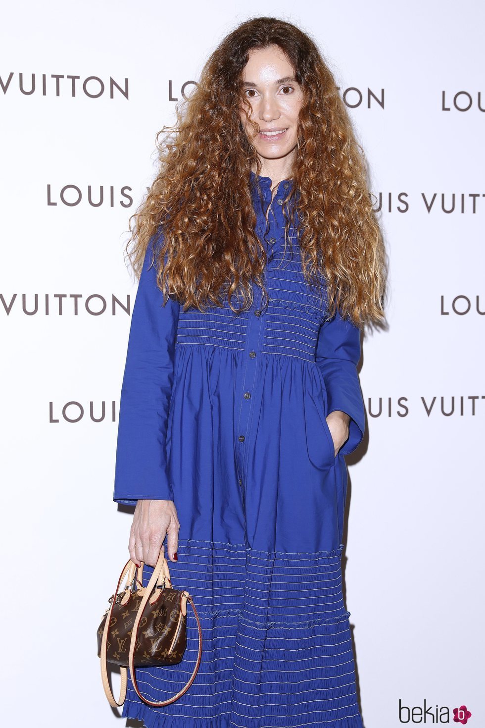 Blanca Cuesta con el pelo rizado en la inauguración de la exposición de Louis Vuitton en Madrid 2018