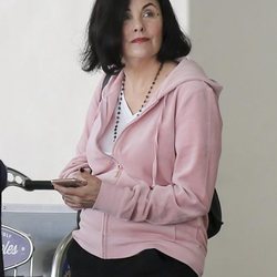 Sherilyn Fenn con una melena midi en el aeropuerto de los Ángeles 2018