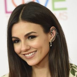 Victoria Justice destaca por su look en la gala 'Race to Erase MS'