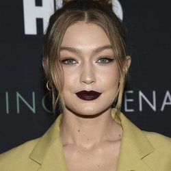 Gigi Hadid se atreve con los labiales oscuros en la premiere de 'Being Serena'