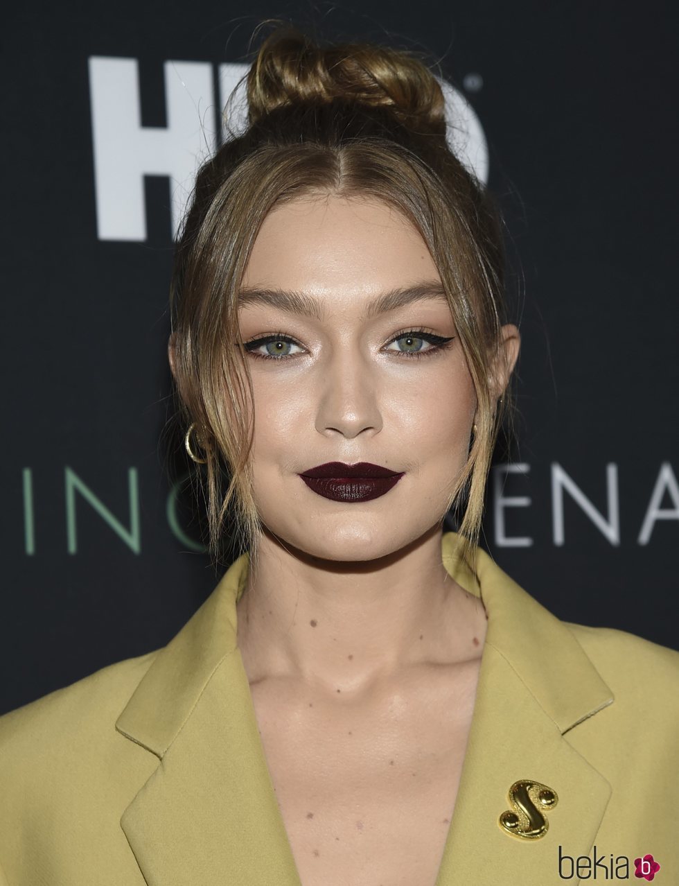 Gigi Hadid se atreve con los labiales oscuros en la premiere de 'Being Serena'