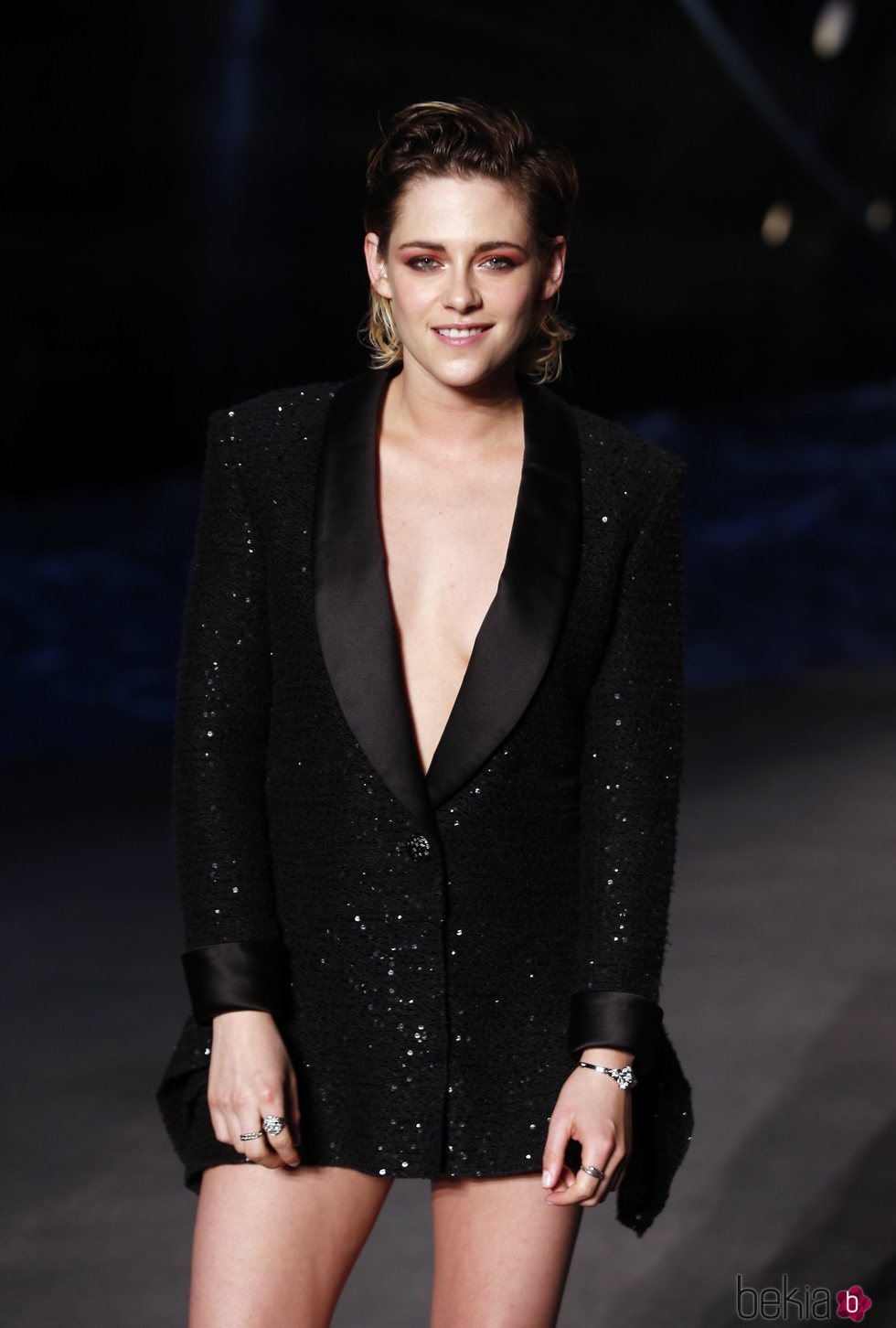 Kristen Stewart con el pelo engominado en la presentación de la nueva colección de Chanel 2018