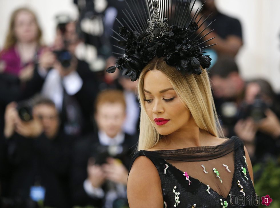 Rita Ora con un tocado en color negro  en la Gala MET 2018