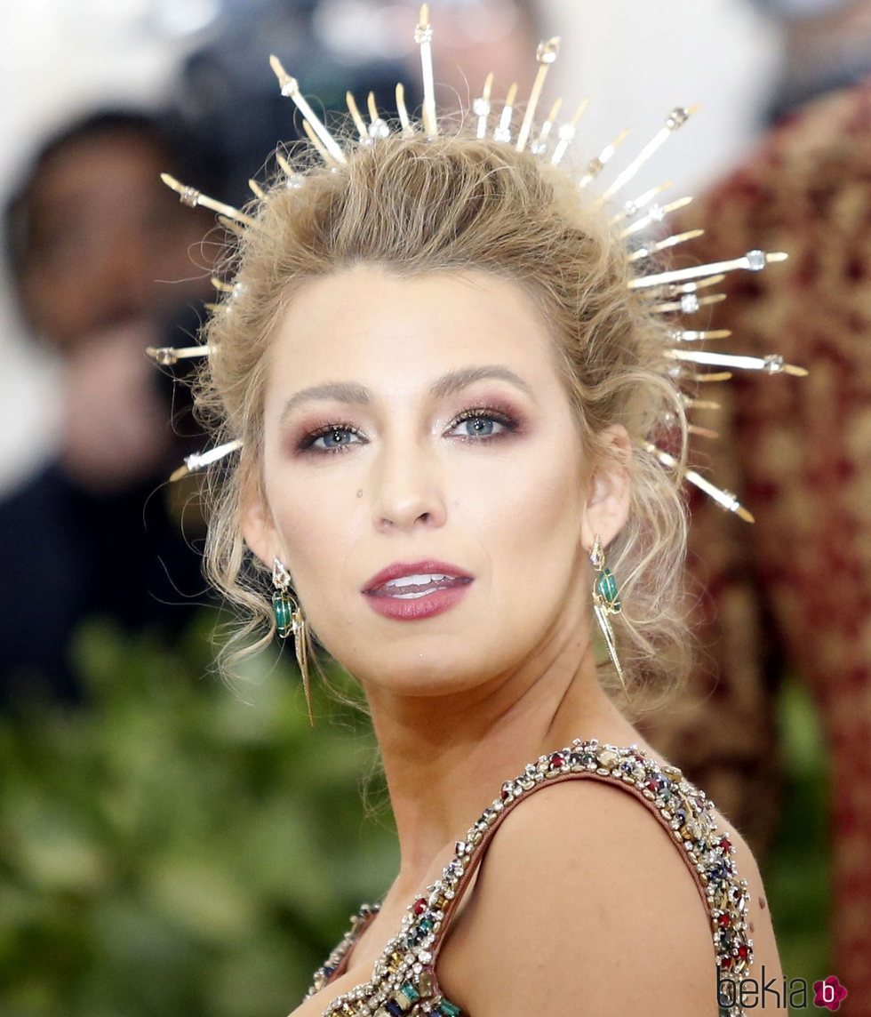 Blake Lively opta por el tono coral en su maquillaje