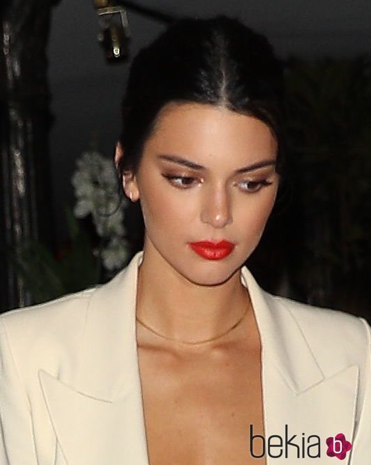 Los labios rojos dominan el maquillaje de Kendal Jenner