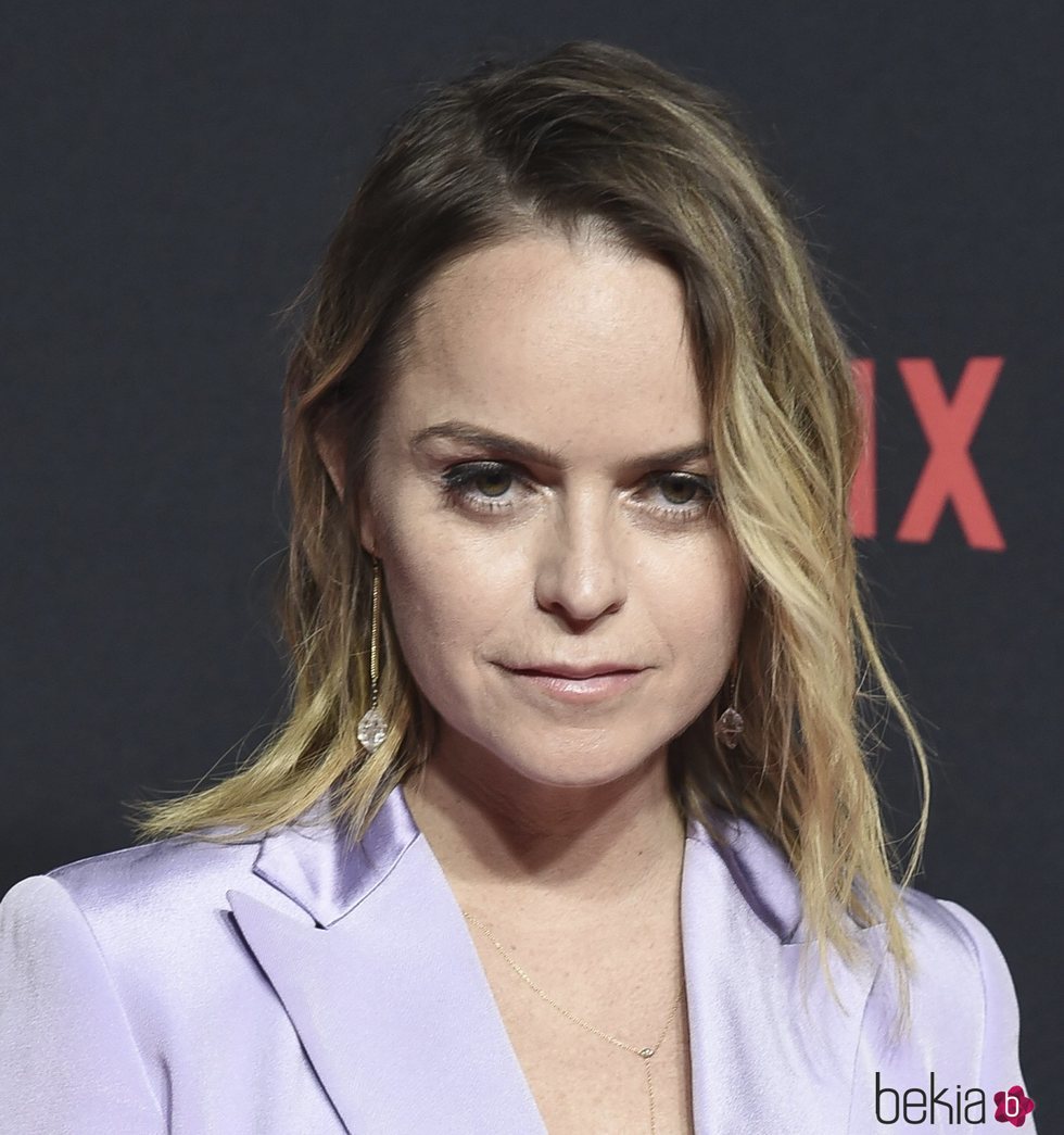 Taryn Manning opta por un maquillaje nada favorecedor para asistir al evento de Netflix