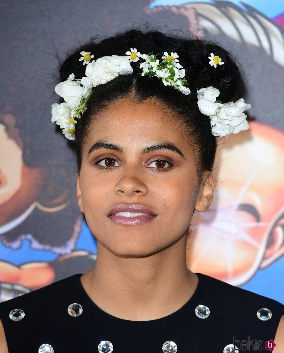 Zazie Beetz elige un extraño complemento para su peinado