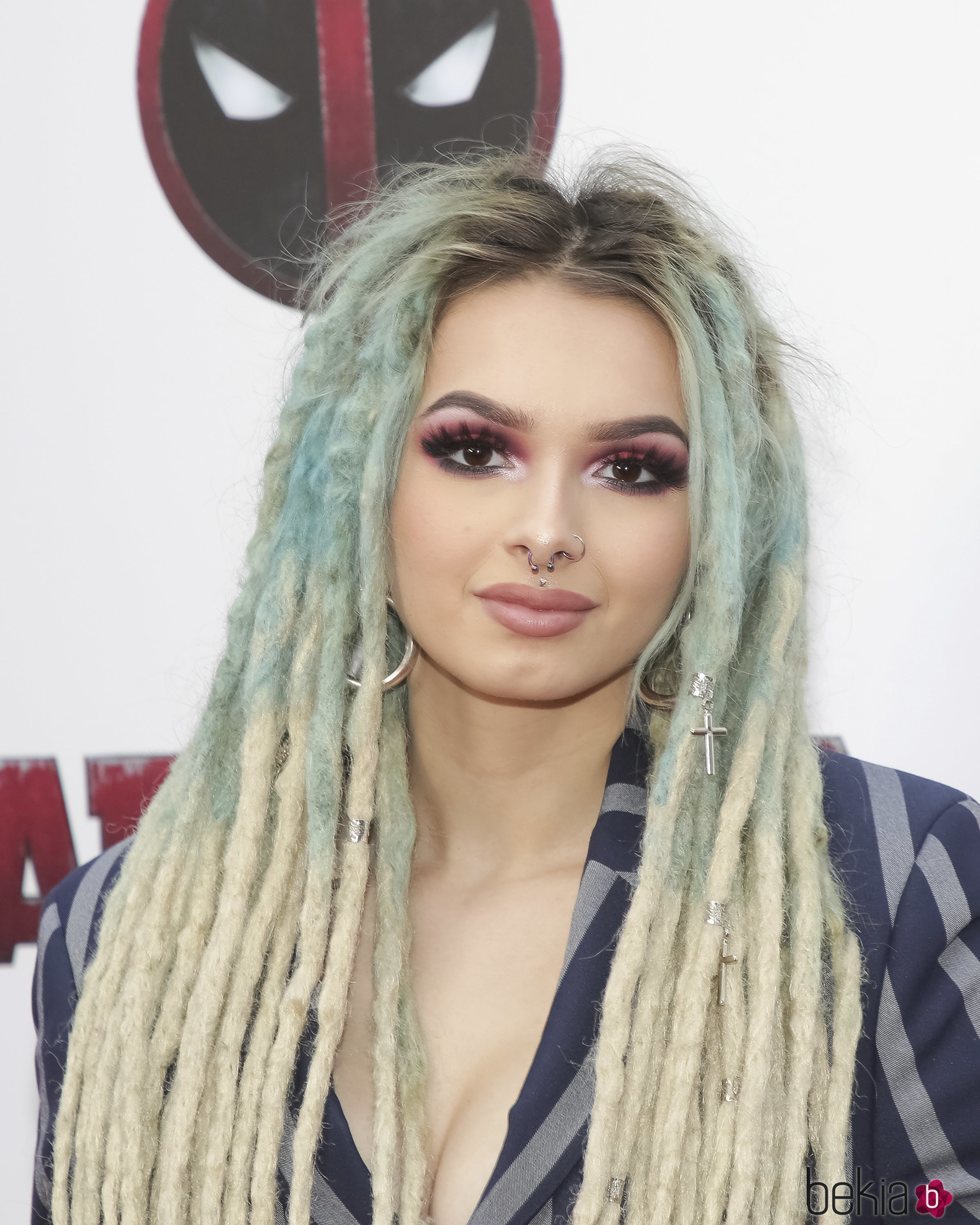 Zhavia con el cabello de rastas rubias en la premire de 'Dearpool 2' en Nueva York 2018