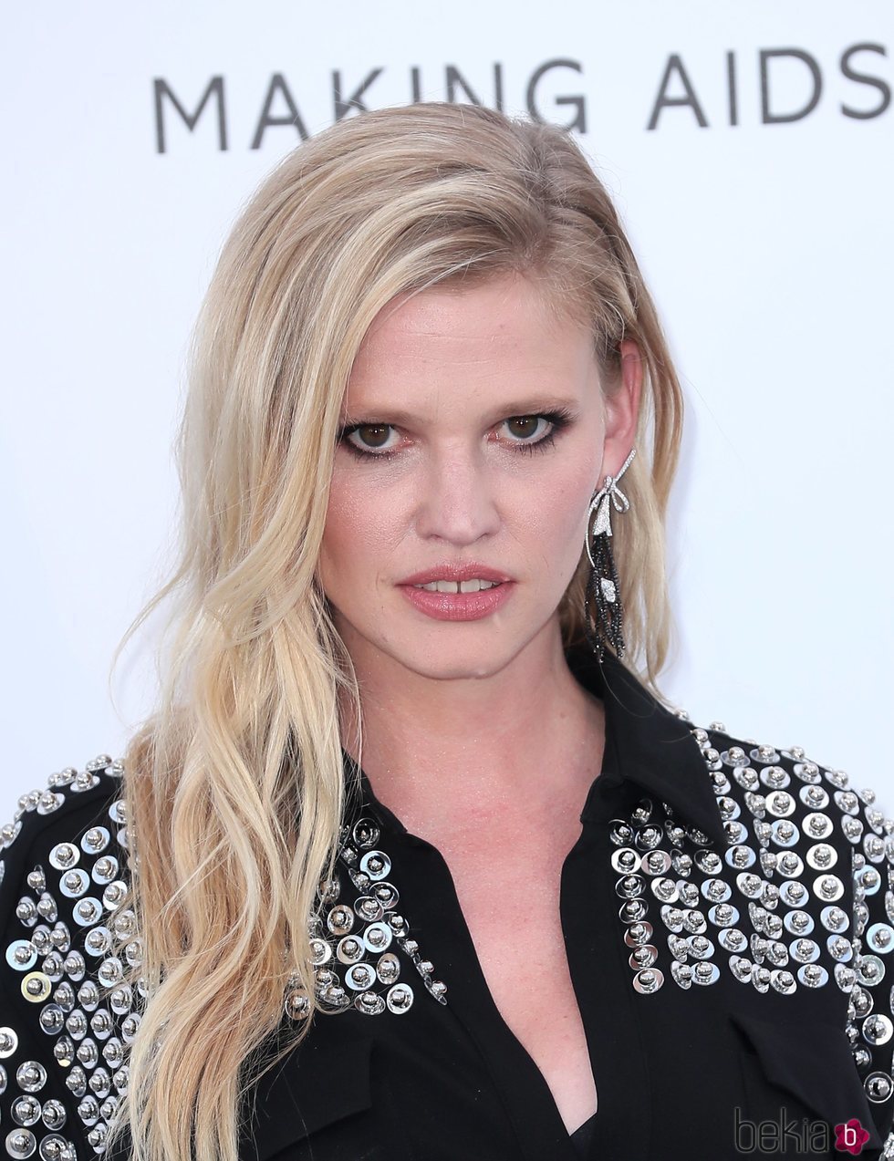 Lara Stone apuesta por la melena suelta en la 25 gala amfAR 2018