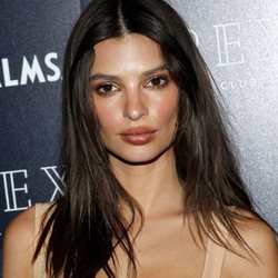 Emily Ratajkowski con el cabello liso en Las Vegas 2018