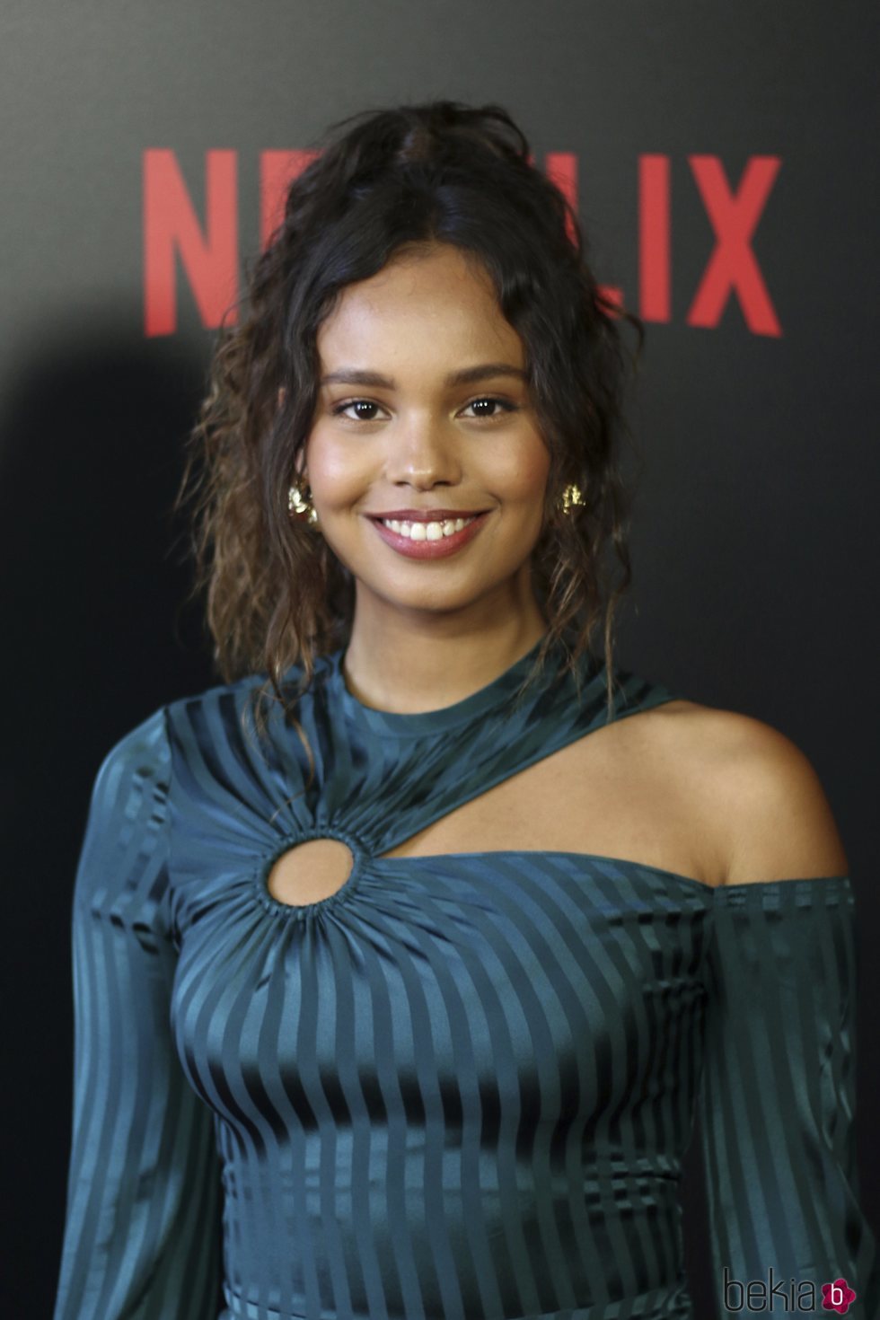 Alisha Boe apuesta por la coleta alta en el evento de '13 Reasons Why'