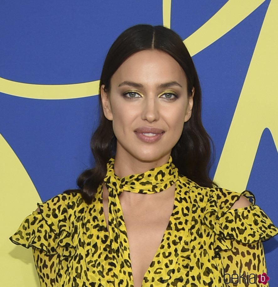 Irina Shayk con un arriesgado maquillaje en los CFDA Fashion Awards 2018