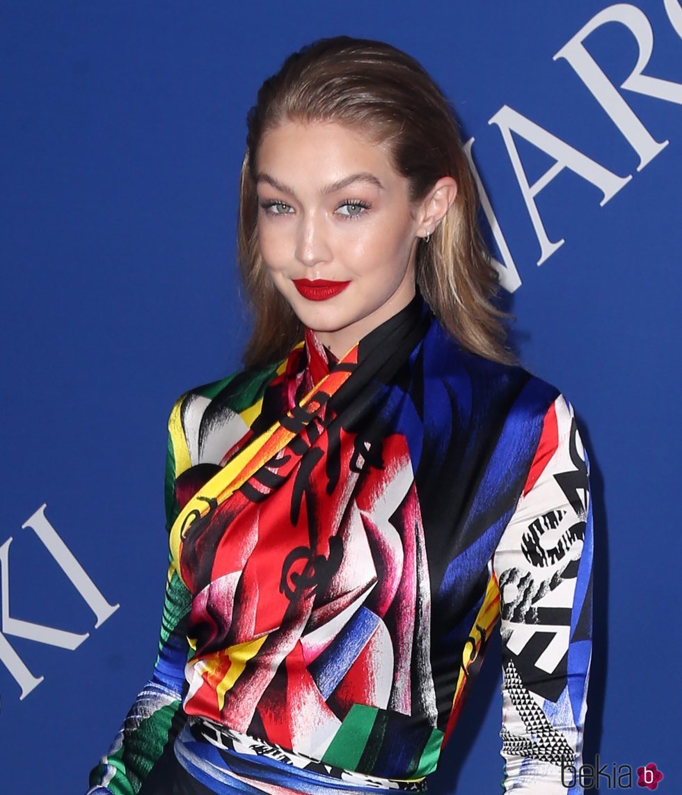 Gigi Hadid con un look efecto mojado en los CFDA Fashion Awards 2018