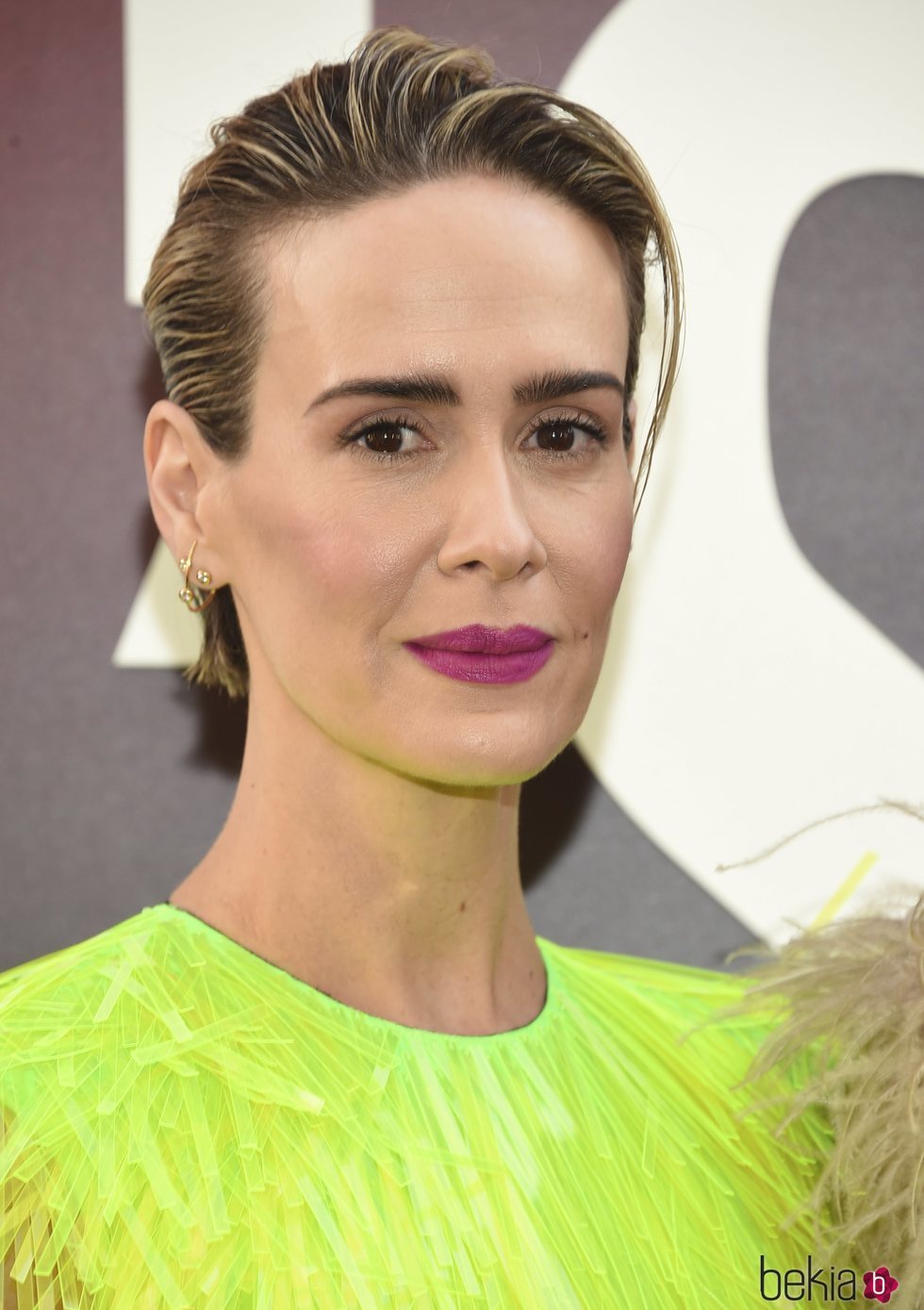 Sarah Paulson luce peinado de efecto húmedo en la premiere de 'Ocean's 8'