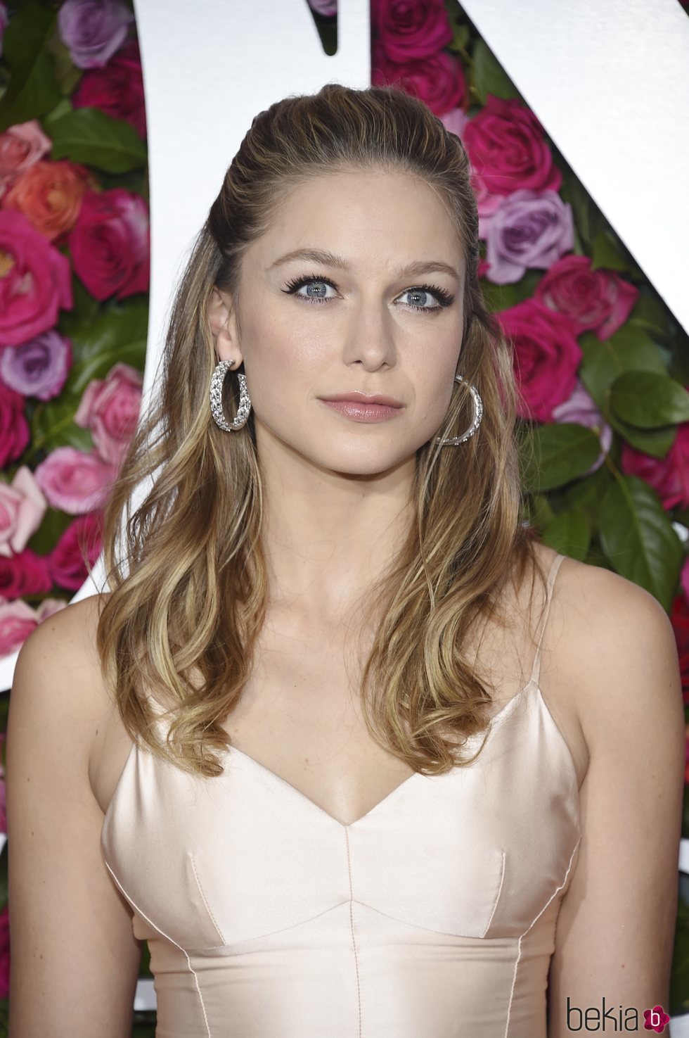 Melissa Benoist con un semirecogido en la alfombra roja de los Premios Tony 2018