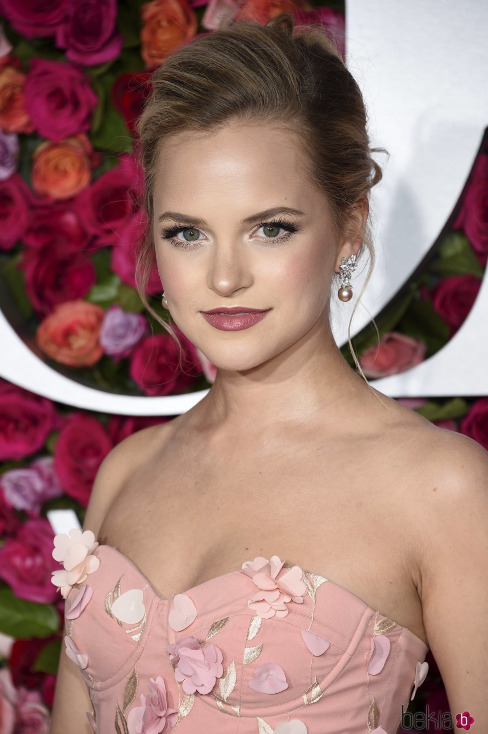 Stephanie  con un recogido romántico en la alfombra roja de los Premios Tony 2018