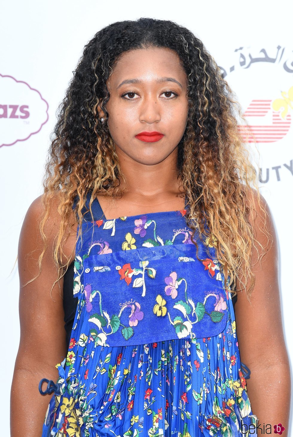 Naomi Osaka con el cabello ondulado en la fiesta Wat's Tennis en Londres 2018