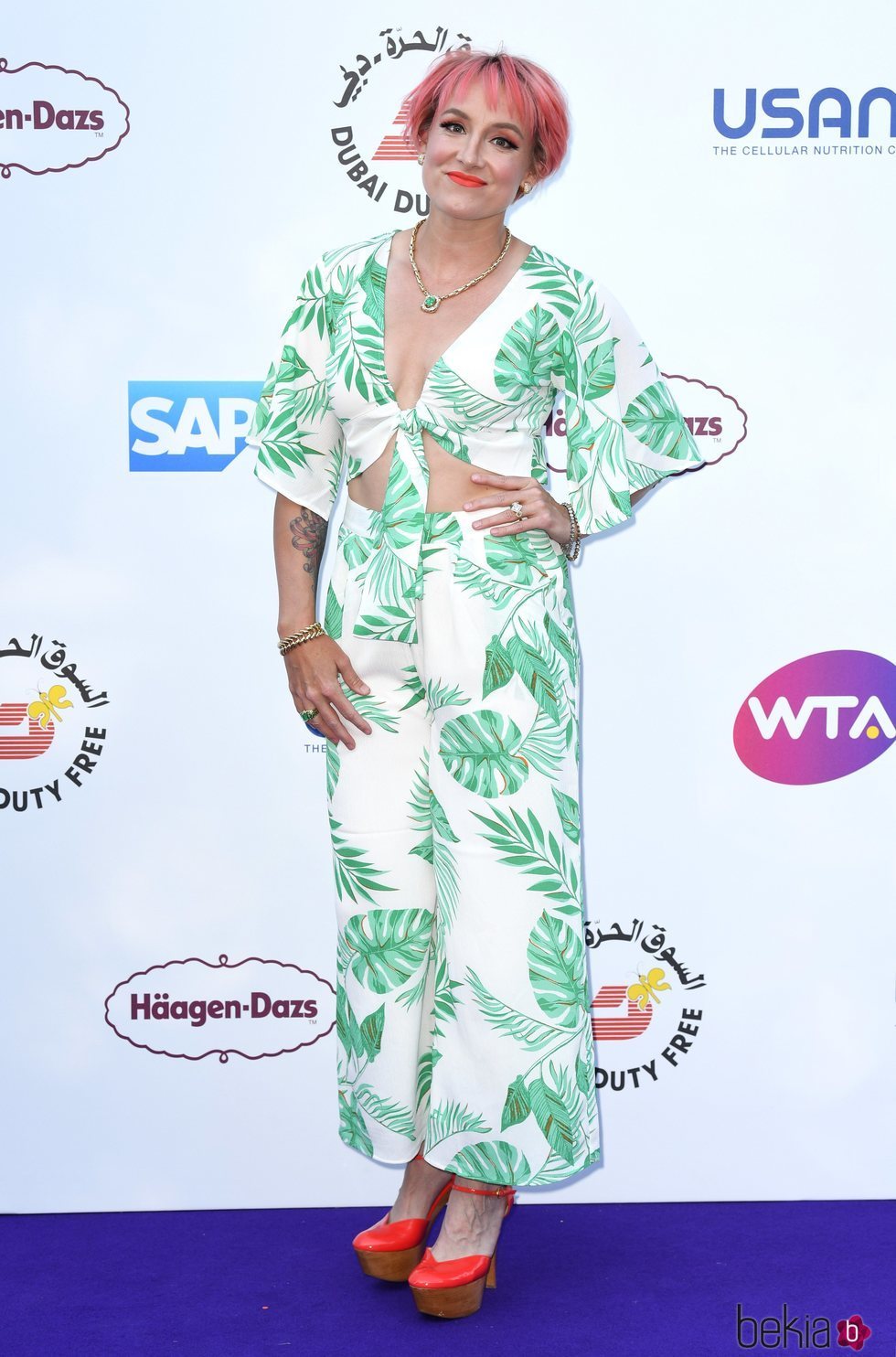 Bethanie Mattek con el cabello rosa en la fiesta Wat's Tennis en Londres 2018