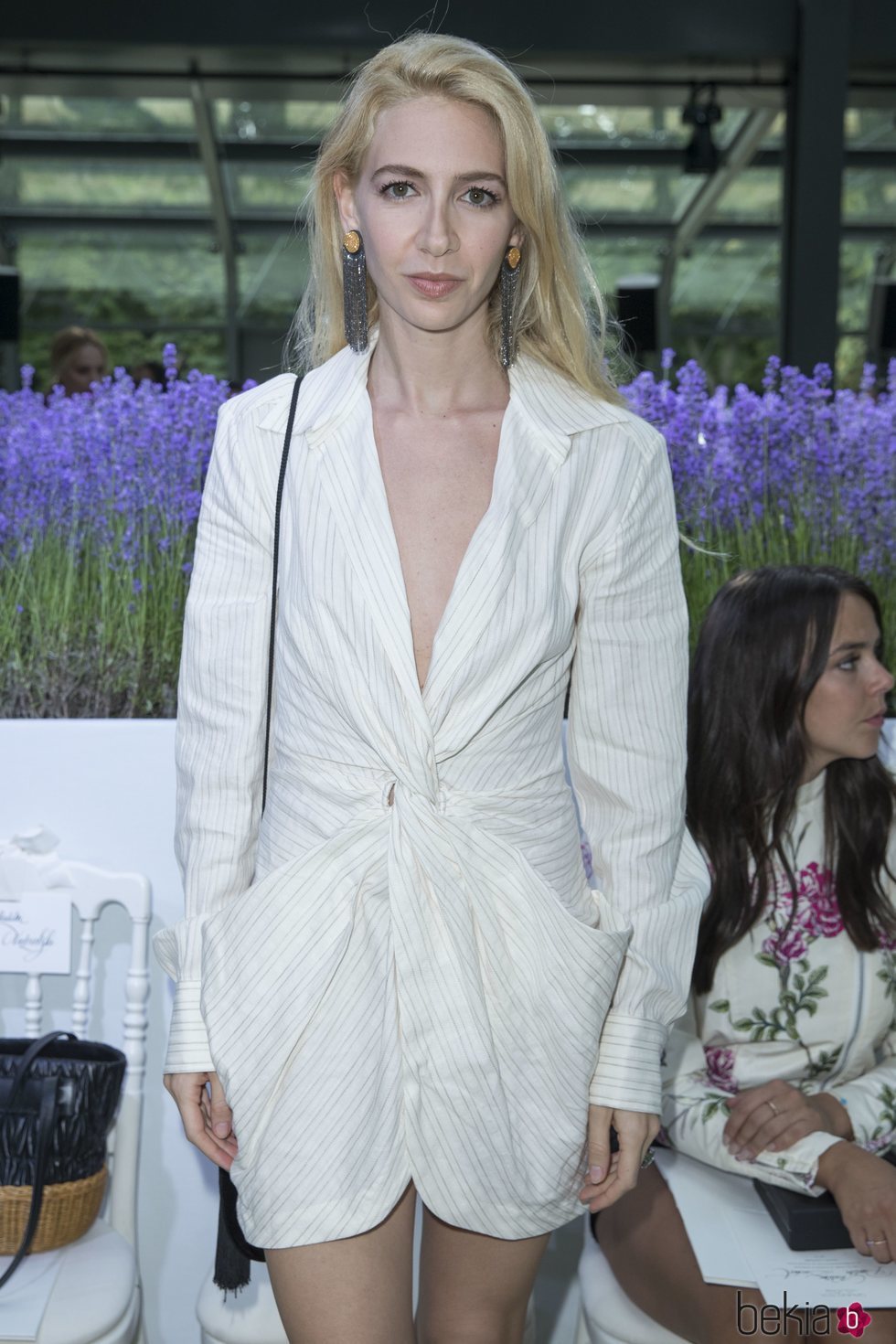 Sabine Getty con unas sombras rosas en el desfile de Giambastista 2018