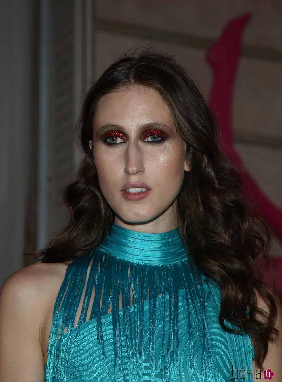 Anna Cleveland con unas sombras rojas de purpurina en la fiesta de Jean Paul Gaultier 2018