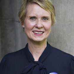 Cynthia Nixon con el cabello corto en lacampaña en  OZY Fest en Nueva York 2018