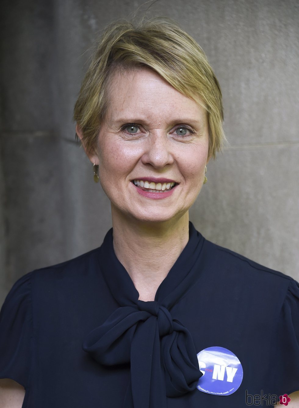 Cynthia Nixon con el cabello corto en lacampaña en  OZY Fest en Nueva York 2018